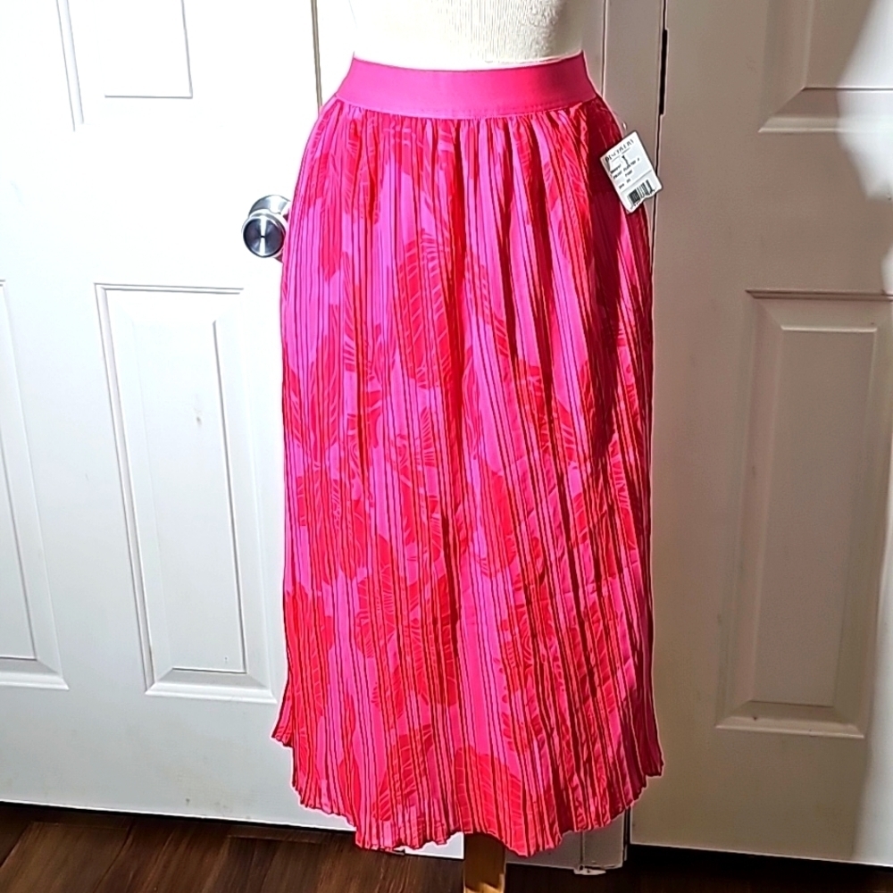 Beyond‎ Word NWT permanent pleated fusha skirt. Elastic waist size medium maxi.